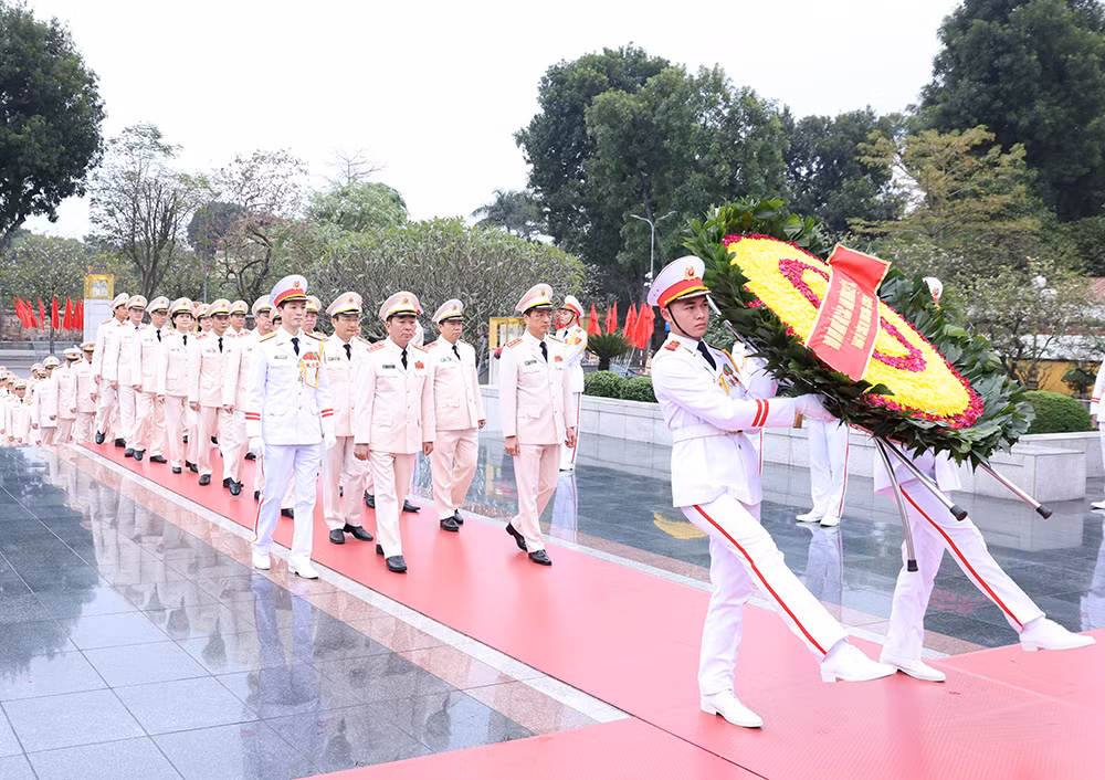 Lãnh đạo Đảng, Nhà nước và Bộ Công an vào Lăng viếng Chủ tịch Hồ Chí Minh -0