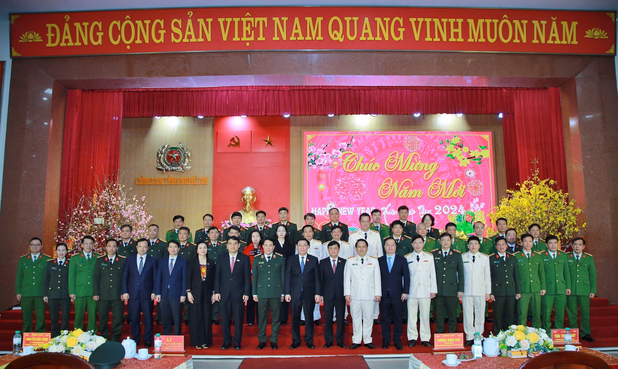 Chủ tịch Quốc hội Vương Đình Huệ thăm và chúc Tết Công an tỉnh Nghệ An -0