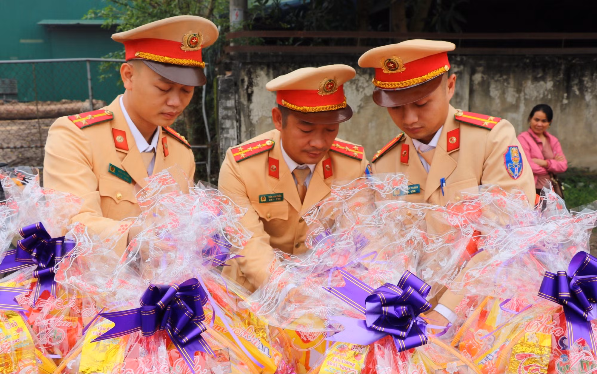  Cảnh sát giao thông tặng quà những người dân xa quê về ăn Tết -0