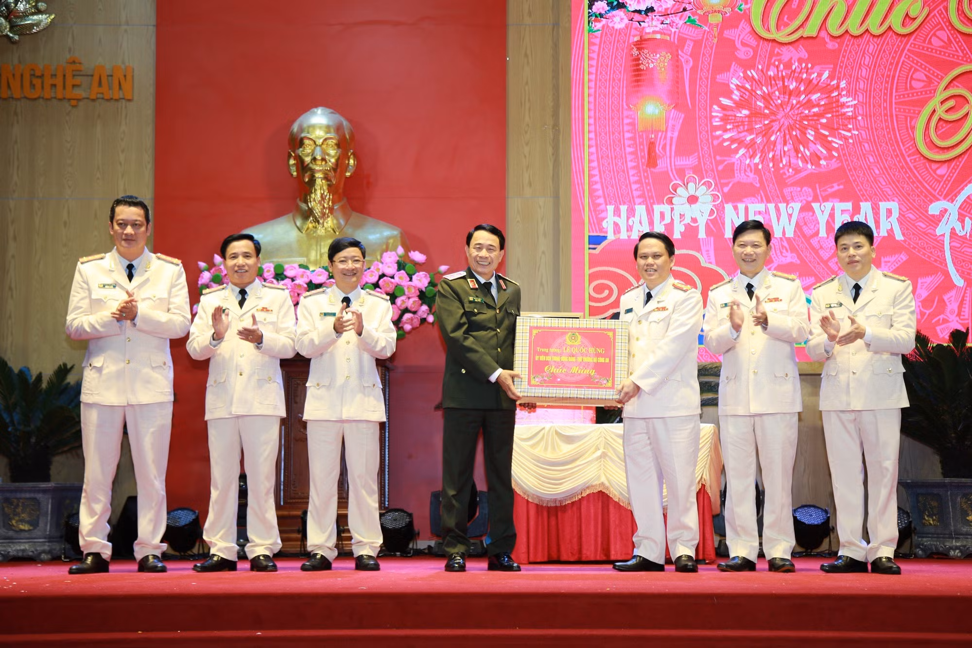 Chủ tịch Quốc hội Vương Đình Huệ thăm và chúc Tết Công an tỉnh Nghệ An -0
