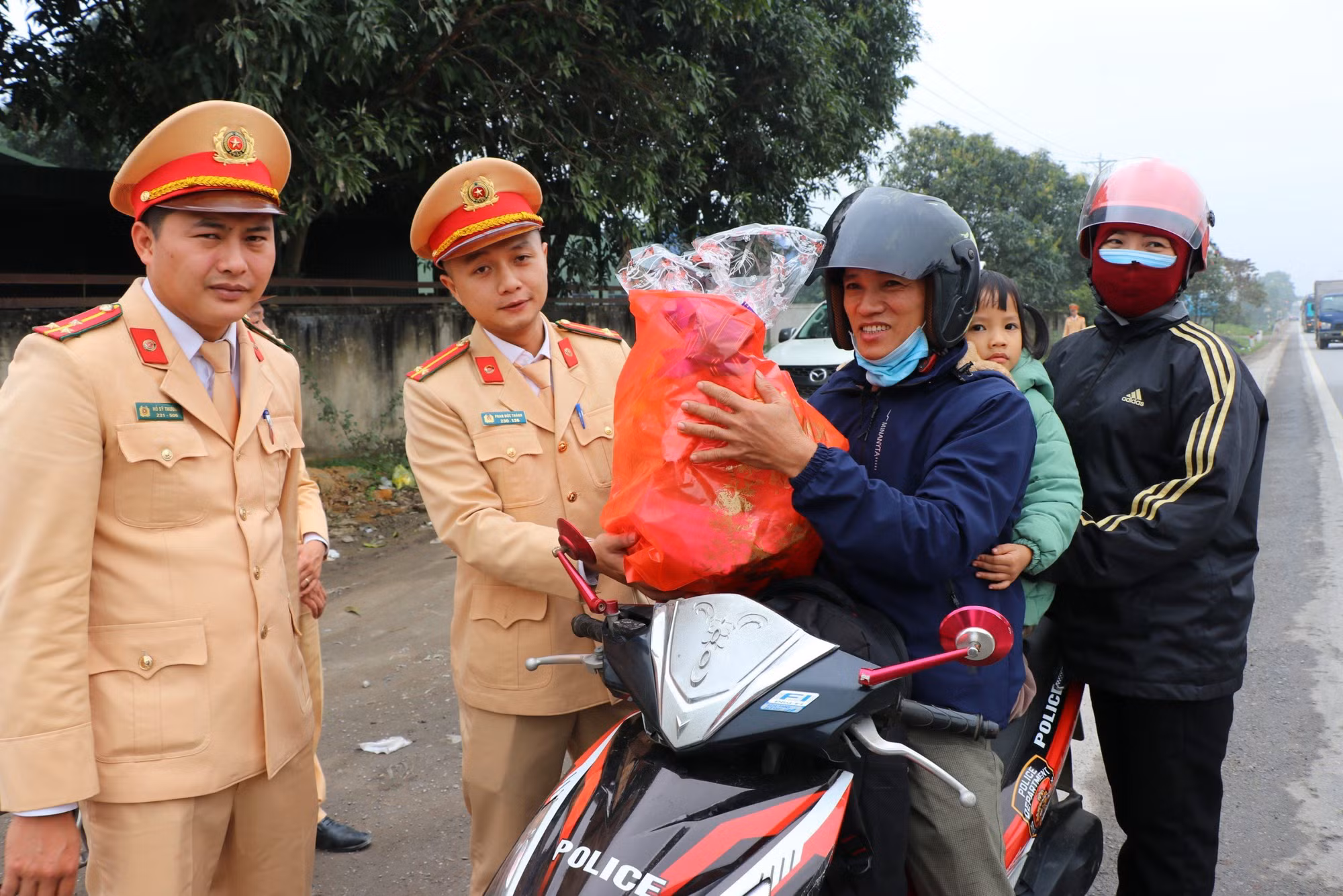  Cảnh sát giao thông tặng quà những người dân xa quê về ăn Tết -0