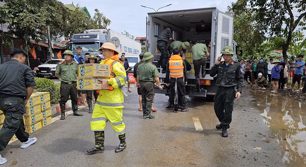 Công an Lạng Sơn trắng đêm ứng cứu người dân vùng úng ngập -4