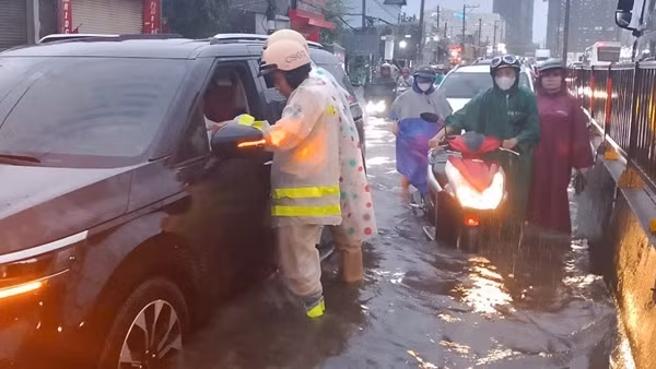 Mưa kéo dài làm nhiều tuyến đường ngập sâu, CSGT dầm mình giúp dân trong mưa