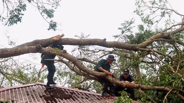CBCS Trung tâm Huấn luyện quốc gia về phòng, chống khủng bố giúp dân khắc phục hậu quả bão số 3