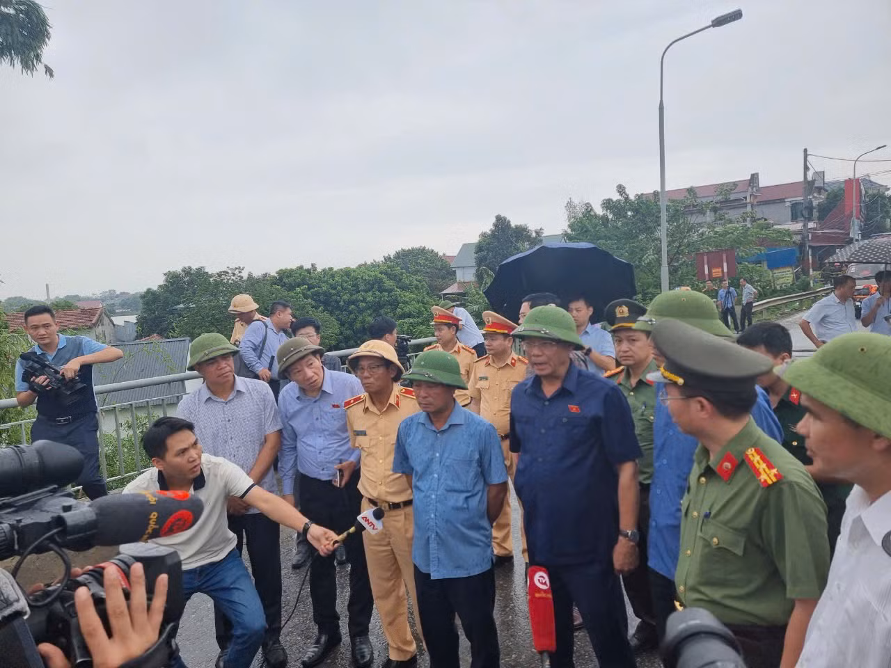 Phó Chủ tịch Quốc hội chỉ đạo sử dụng flaycam tìm kiếm các nạn nhân vụ sập cầu Phong Châu -0