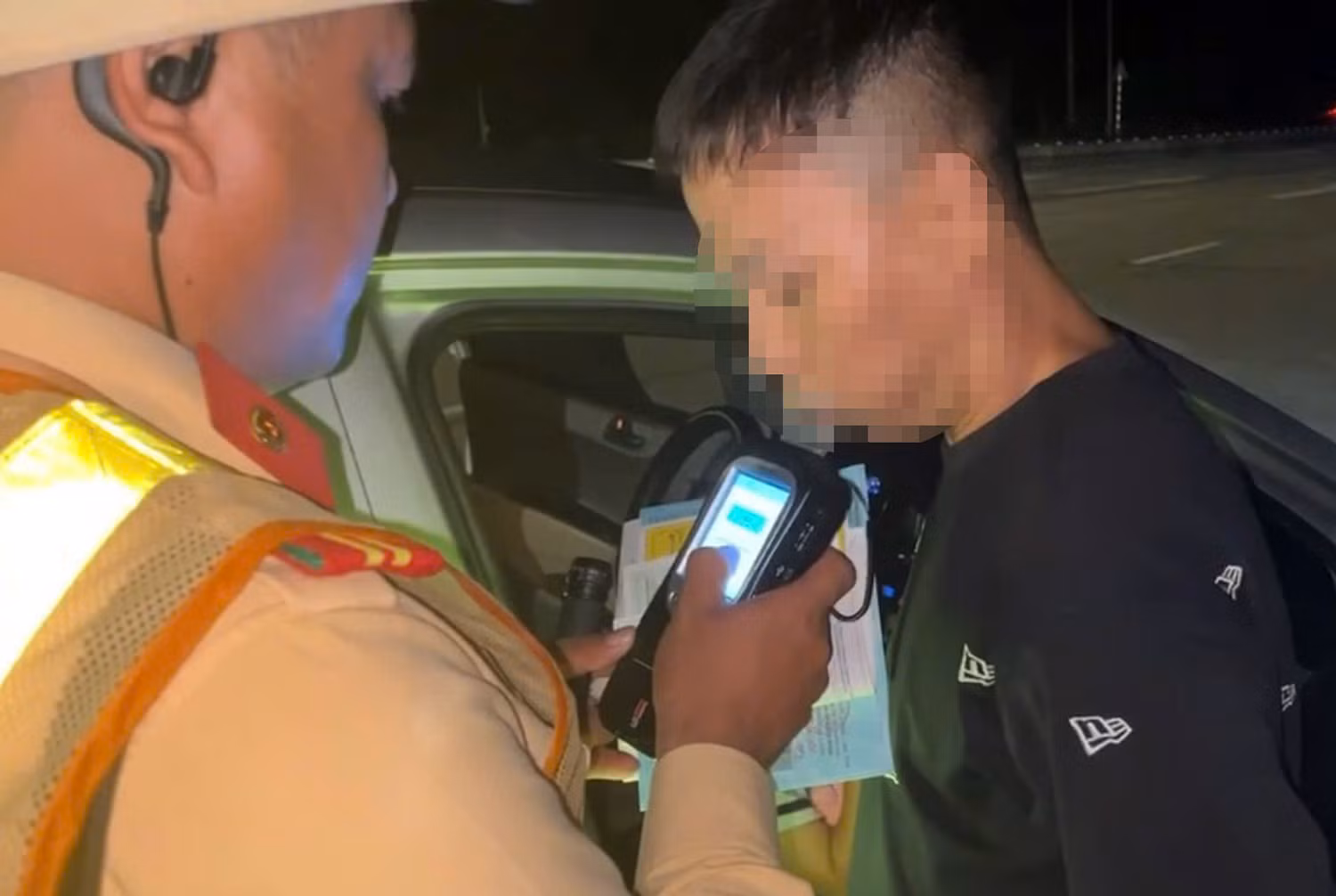 Tài xế ngất ngây bia rượu vẫn chở vợ, con đi công việc -0