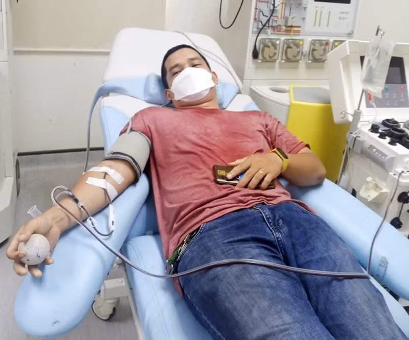 Đại úy Công an tạo cờ Tổ quốc bằng 84 giấy chứng nhận hiến máu tình nguyện -0