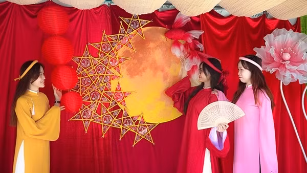 Giới trẻ đón Trung thu sớm tại Da Nang Downtown