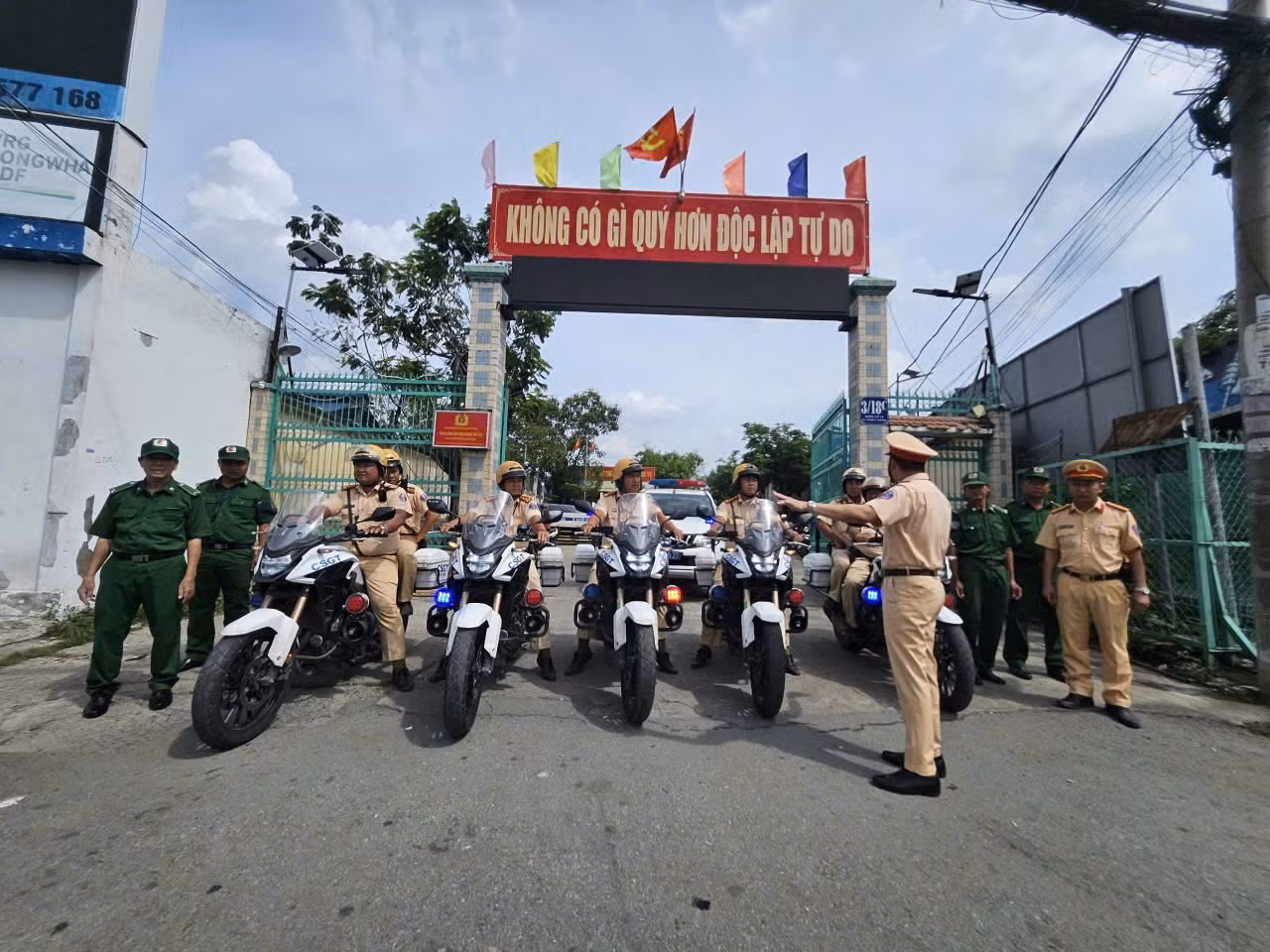 Xuyên đêm, xuyên lễ để những chuyến xe về miền tây an toàn -0