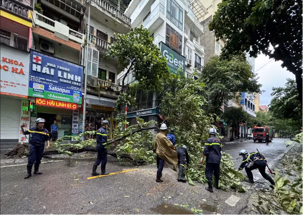 Nhiều hình ảnh xúc động của lực lượng Công an Thủ đô đồng hành hỗ trợ nhân dân trong cơn bão Yagi -1