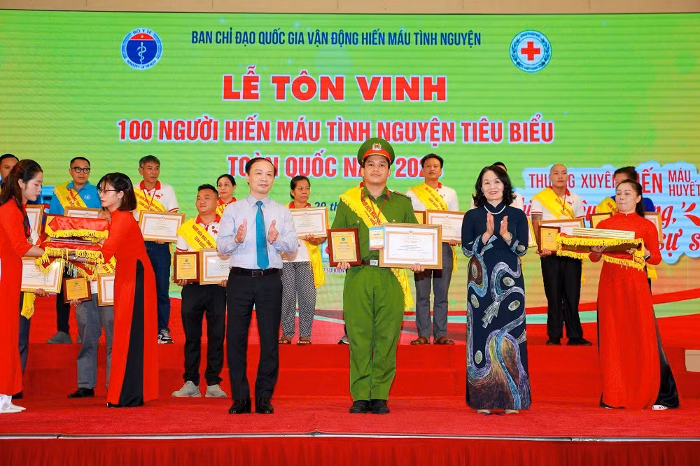 Đại úy Công an tạo cờ Tổ quốc bằng 84 giấy chứng nhận hiến máu tình nguyện -0