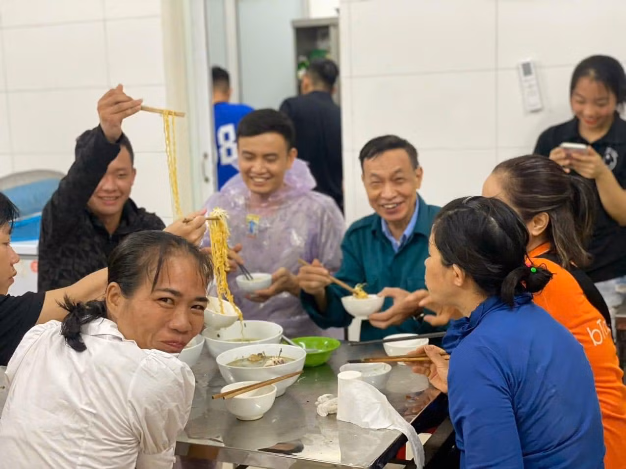 CSGT Thủ đô dầm mưa dọn dẹp cây đổ sau bão số 3 -0