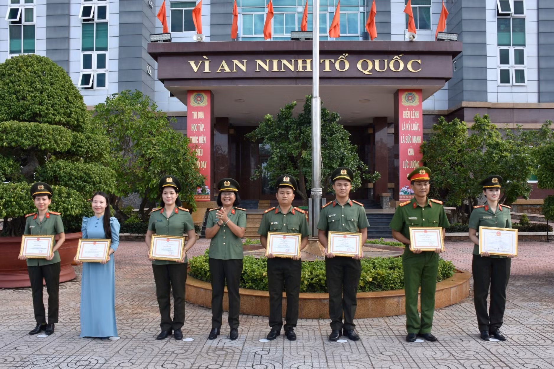 Bài dự thi dài 280 trang viết tay đạt giải Nhất cuộc thi tìm hiểu pháp luật về căn cước -0