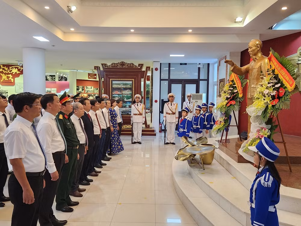 Hơn 200 tư liệu, hiện vật “Từ Ngọ Môn đến Ba Đình lịch sử” -0
