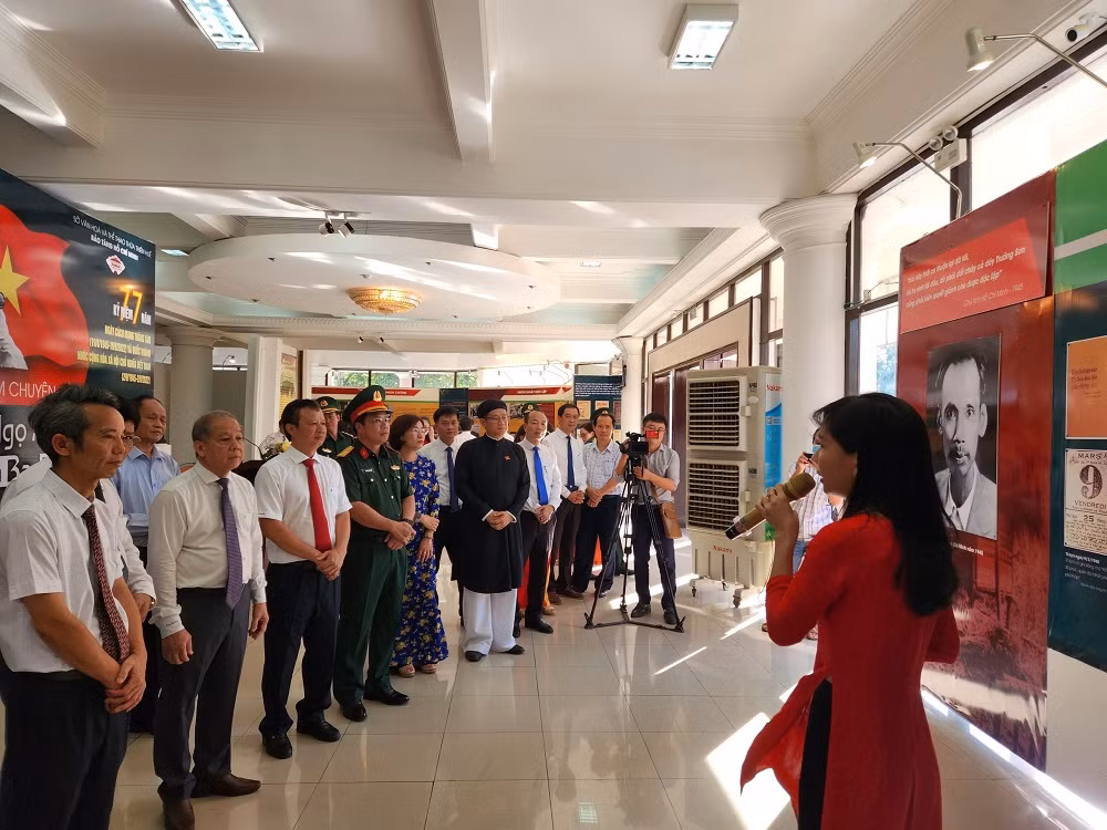 Hơn 200 tư liệu, hiện vật “Từ Ngọ Môn đến Ba Đình lịch sử” -0