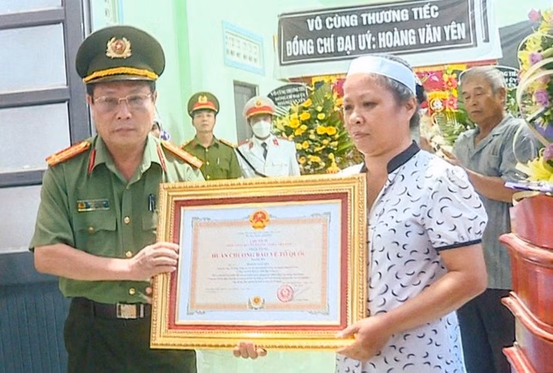  Thăm hỏi, tặng quà gia đình Đại úy Hoàng Văn Yên hy sinh trong khi thi hành công vụ -0