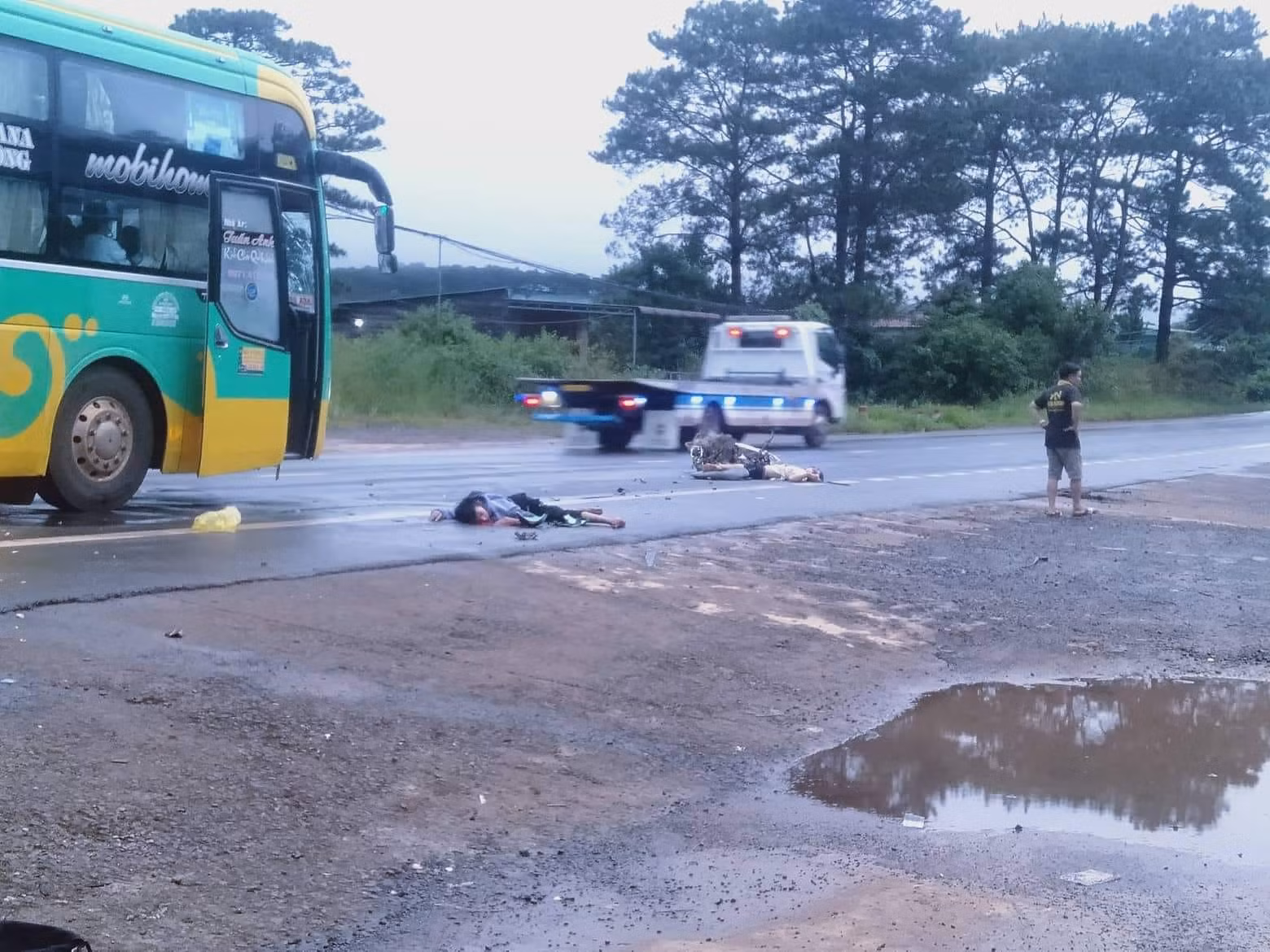 Va chạm với xe khách, hai học sinh tử vong thương tâm trước ngày khai giảng -0