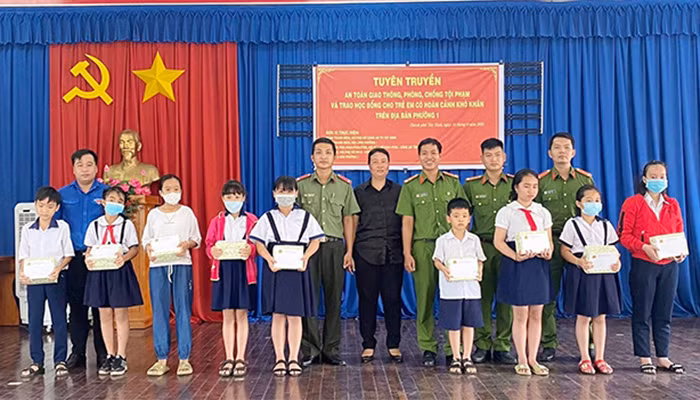 Công an tỉnh Tây Ninh tặng quà và học bổng cho học sinh nghèo -0