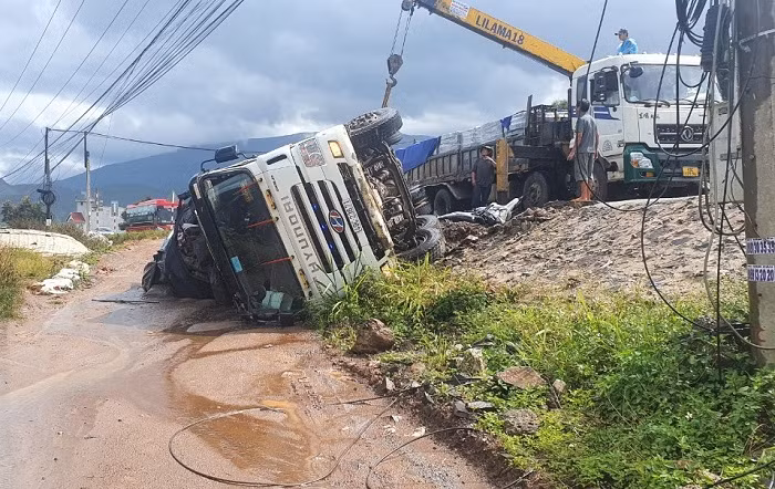 Xe tải lật nhào đè chết 2 người phụ nữ -0