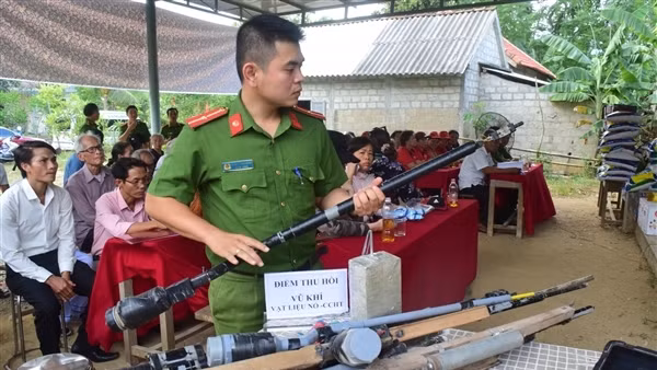 Được tuyên truyền, nhiều người dân giao nộp vũ khí, pháo