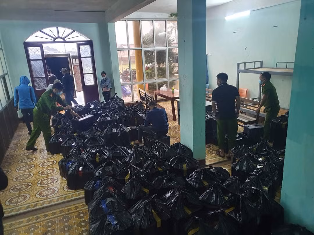 Bắt giữ 2 xe chở rượu lậu gần 2 tỉ đồng -0