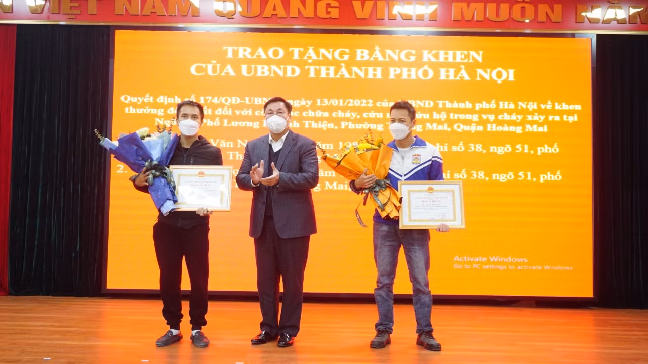 Khen thưởng hai công dân dũng cảm cứu người tại quận Hoàng Mai -0
