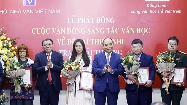 Hội Nhà văn Việt Nam trao Giải Văn học năm 2021 ảnh 3