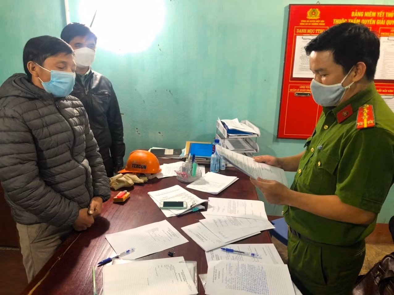 Nhóm tội phạm dùng chiêu “tráo sổ, tráo người” -0