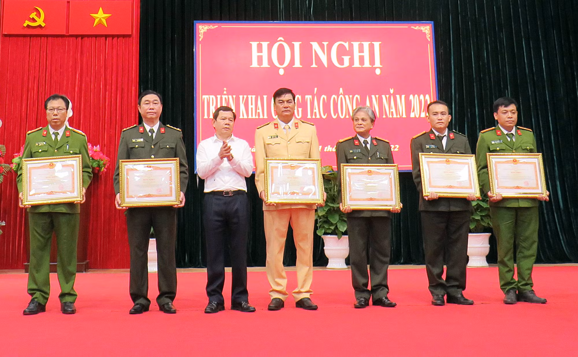 Đẩy mạnh đấu tranh với nạn tham nhũng “vặt” -0