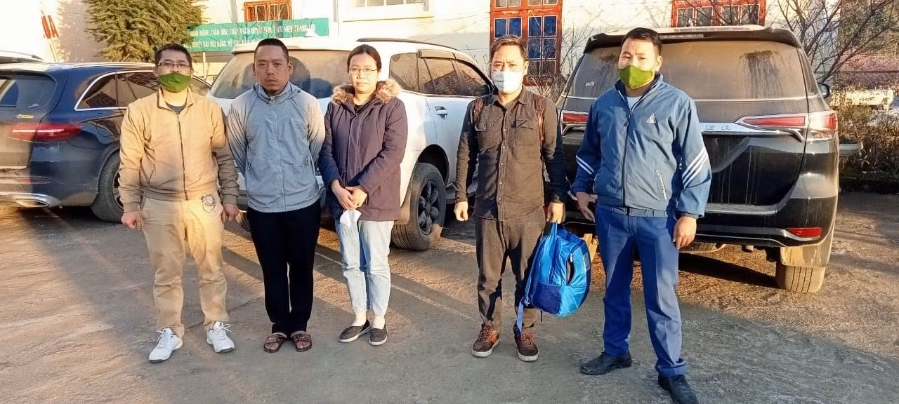 Công an xã đưa người bị rối loạn thần kinh về với gia đình -0