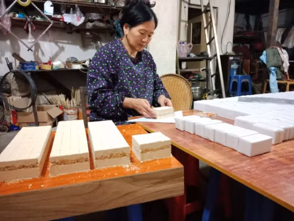 người dân bản thông huề làm bánh khảo gọi tết về.jpg -0