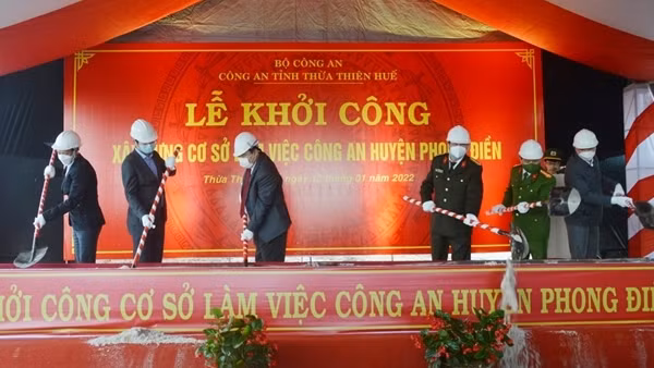CSGT huyện miền núi Tân Lạc mang ánh sáng về thôn, xóm ảnh 2
