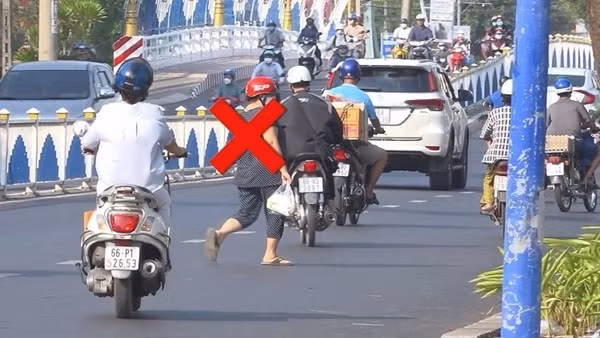 Cảnh báo tai nạn vì người đi bộ sang đường sai luật