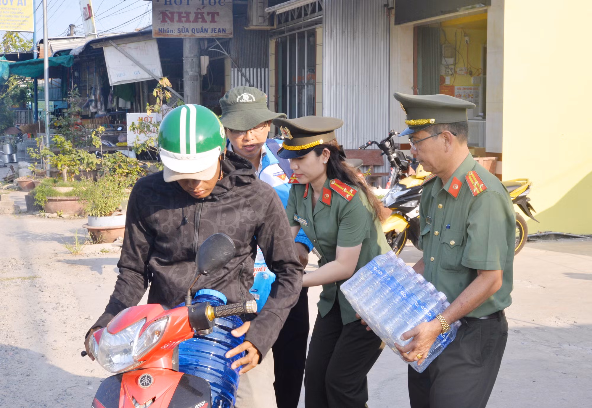 Công an tỉnh Cà Mau hỗ trợ nước cho người dân vùng khô hạn -1