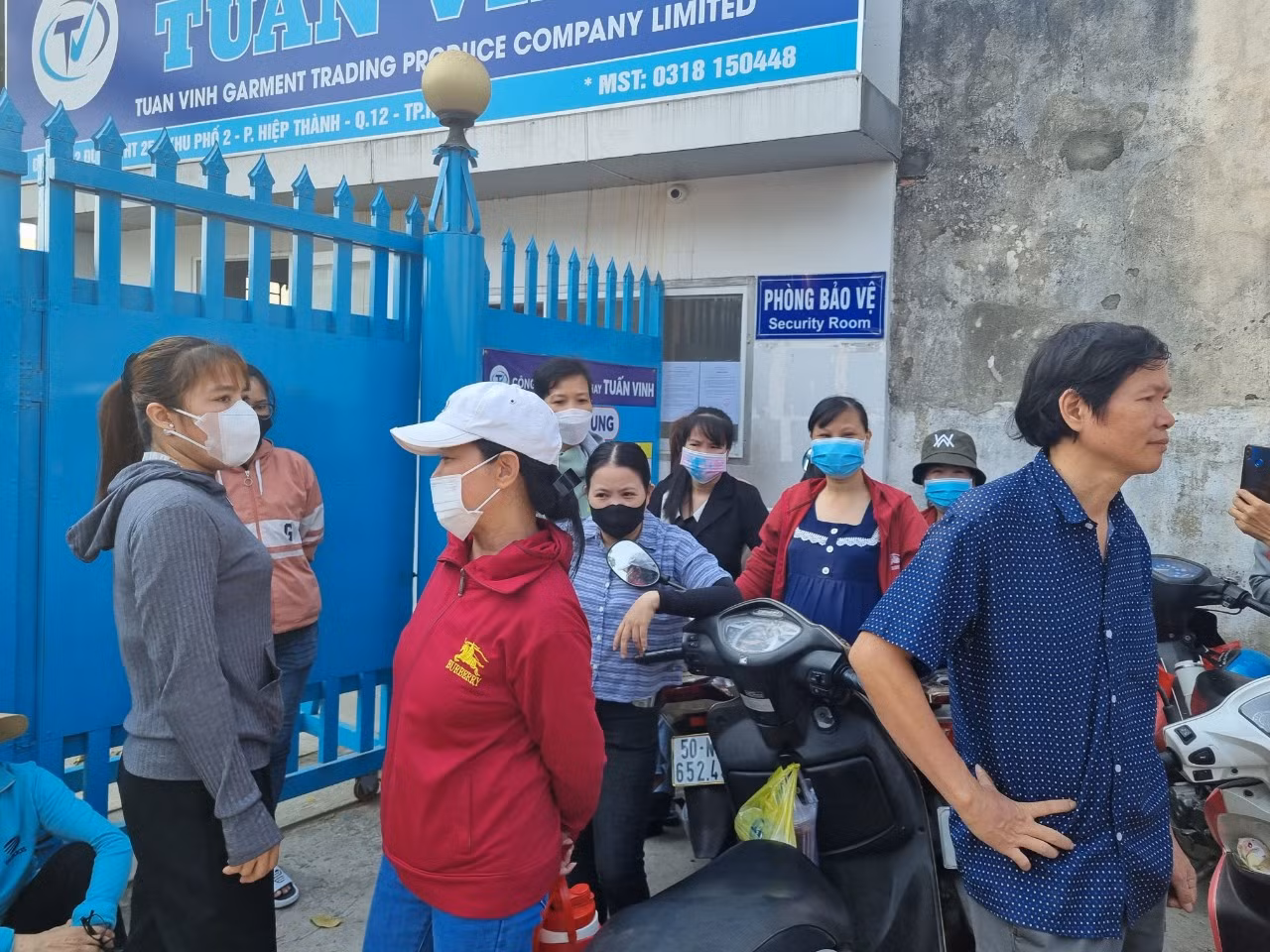 Công nhân đội nắng đến đòi nợ lương công ty có giám đốc là người bán căn tin -0