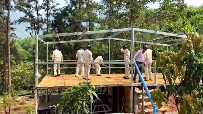 Tháo dỡ công trình phục vụ du lịch trái phép trên đất rừng giao khoán tại Nam Hải Vân -2