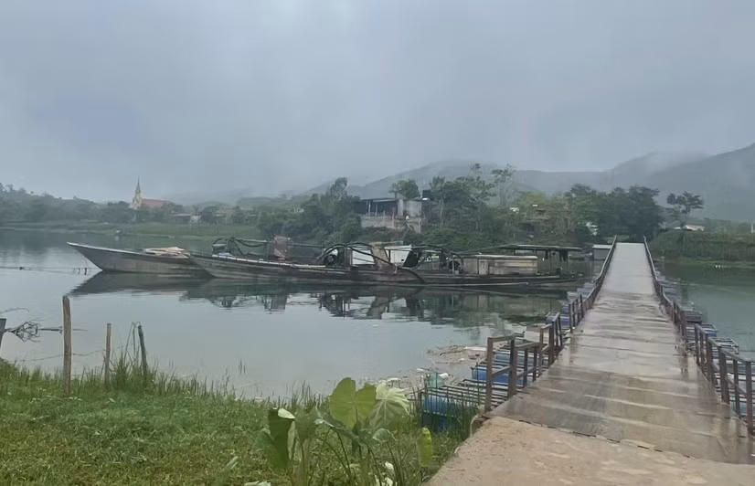 Bắt 2 tàu khai thác cát trái phép trên sông Son -0