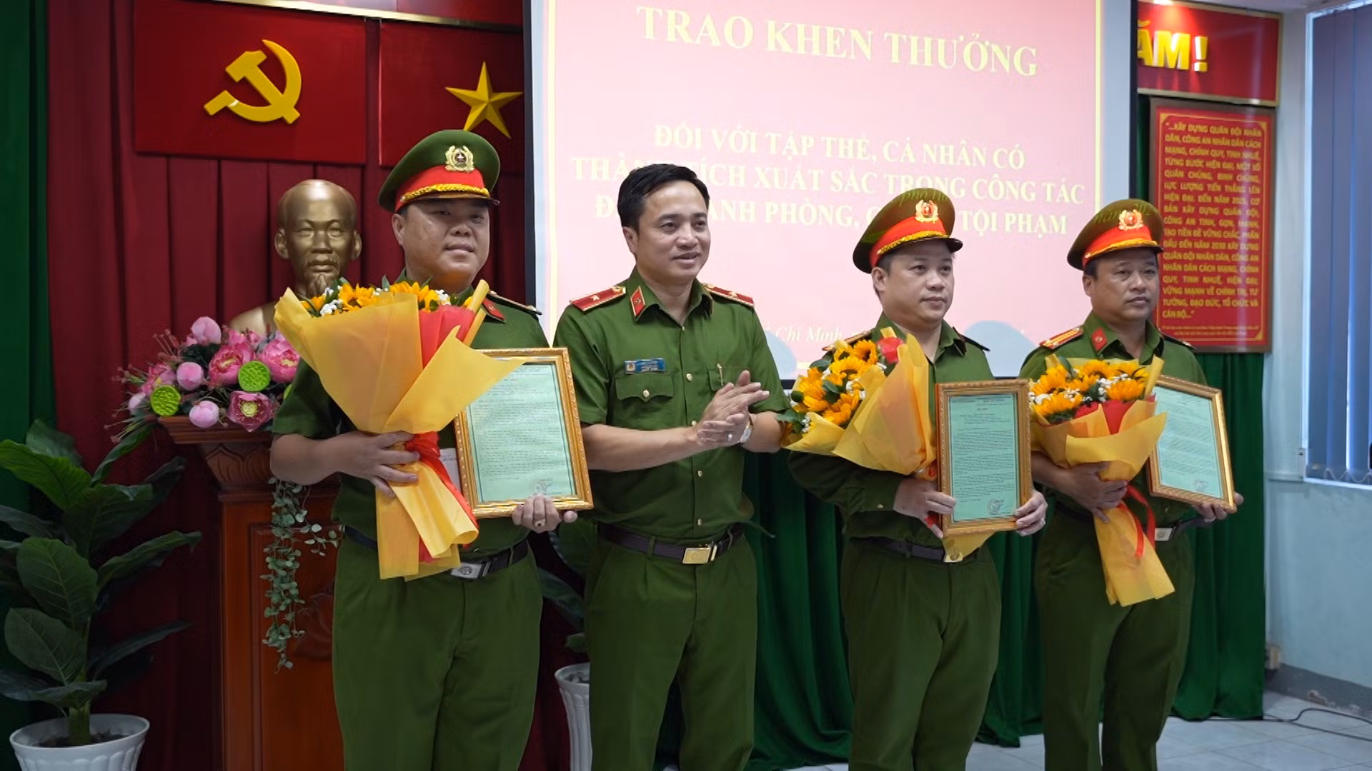 Thưởng nóng cho các tập thể và cá nhân có thành tích khám phá án nhanh chóng -0
