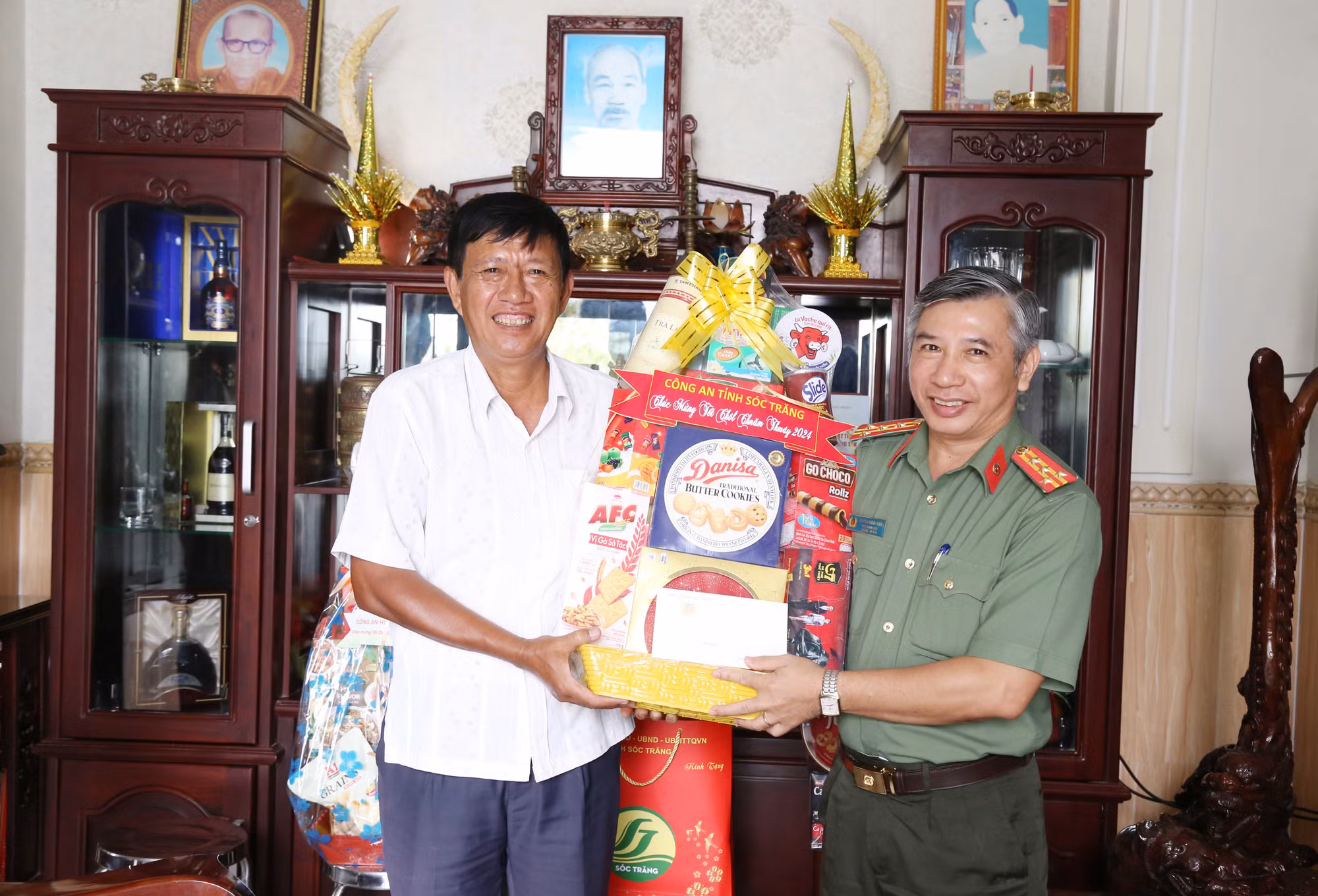 Công an Sóc Trăng chúc Tết Chol Chnam Thmay của đồng bào Khmer -0