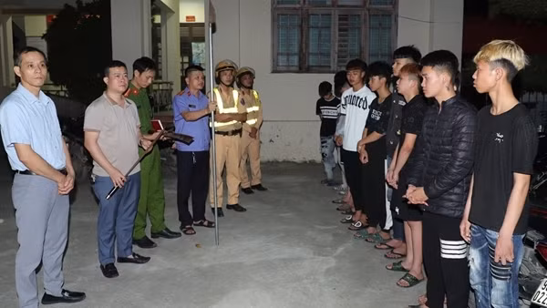 Tạm giữ 18 đối tượng mang dao phóng lợn náo loạn đường phố