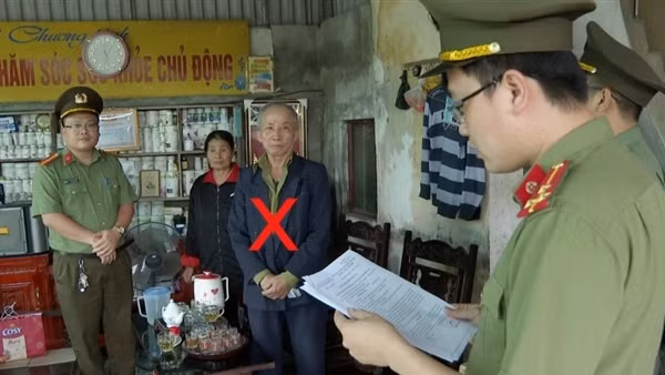 Tự nhận là Phó Giám đốc Văn phòng để lừa đảo "chạy chế độ" trợ cấp