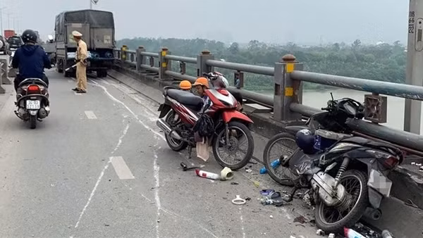 Xe tải mất lái, tông&nbsp;dải phân cách trên cầu Thanh Trì, văng vào 2 xe máy