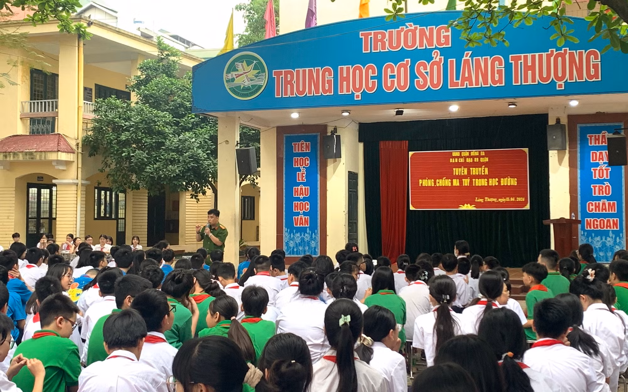 Thiếu tá Ngô Quốc Khánh, cán bộ Đội Tham mưu, Phòng CSĐT tội phạm về ma tuý, Công an TP Hà Nội truyền đạt cho các em học sinh những kiến thức phòng, chống ma tuý học đường.