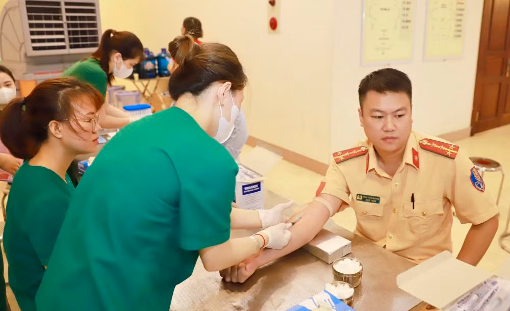 Tích cực tham gia ngày hội hiến máu “Giọt hồng xứ Tuyên” -0