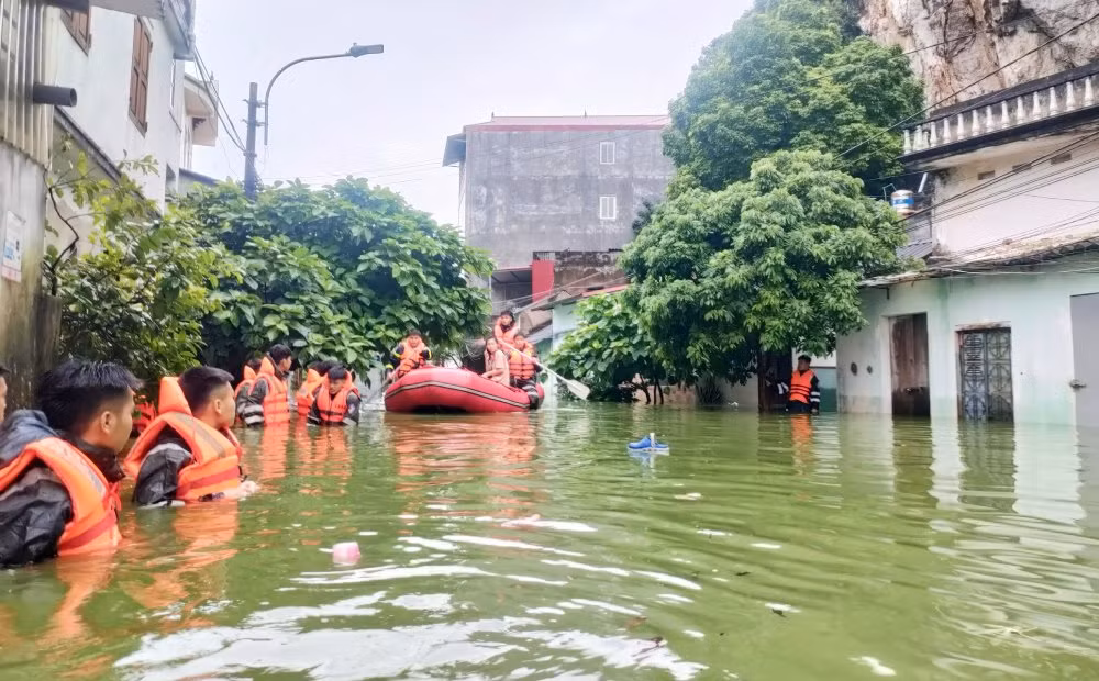 Công an Lạng Sơn sát cánh, cứu giúp người dân trong mưa lũ -2