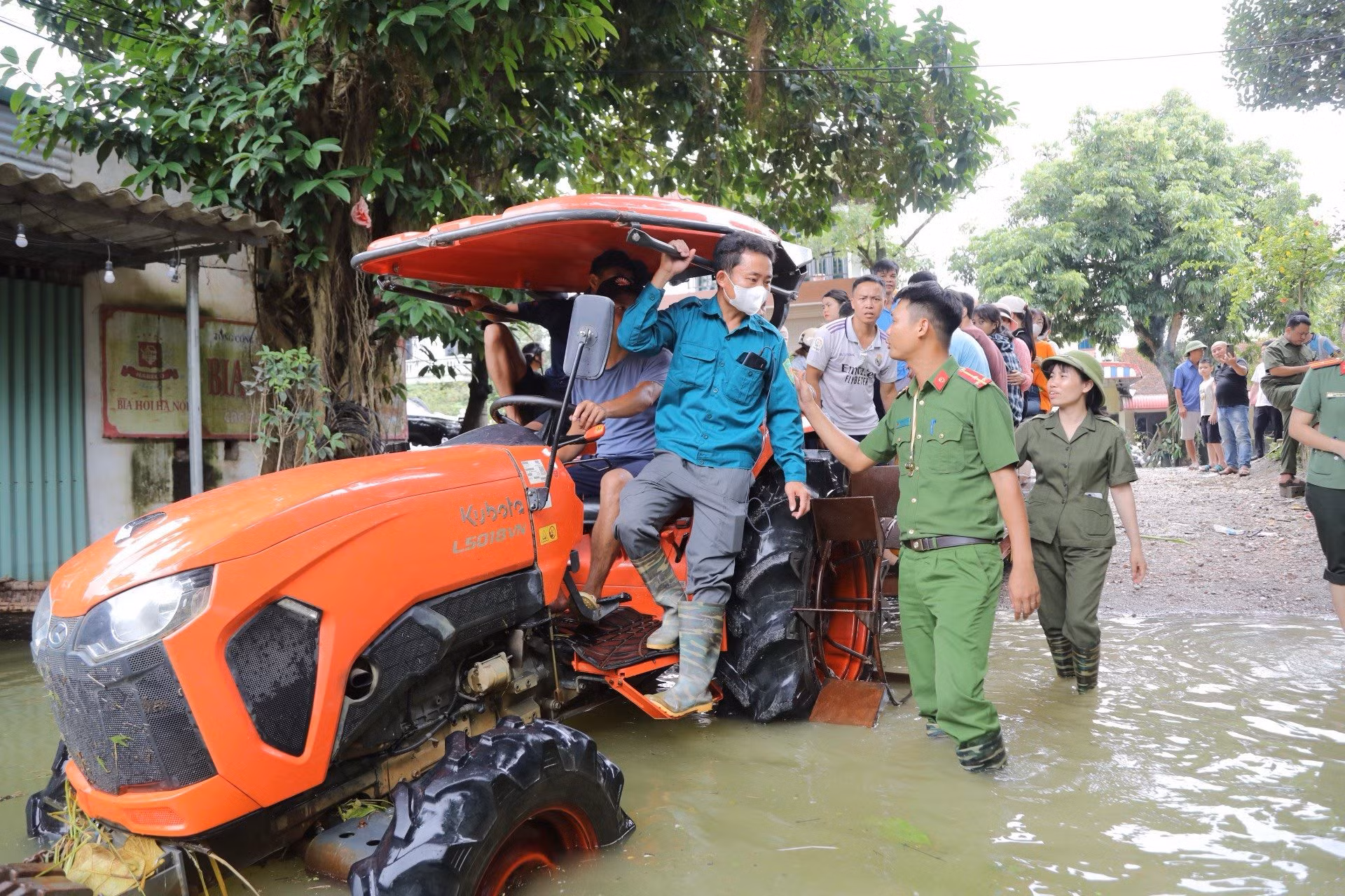Công an TP Hà Nội hỗ trợ thực phẩm, nước uống cho người dân vùng ngập lụt -3