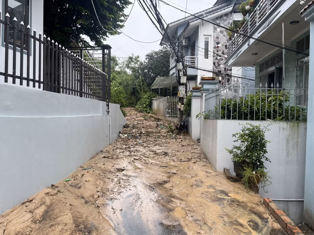 Mưa lớn nhấn chìm TP Hạ Long, 13 hộ dân phải di dời khẩn cấp -0