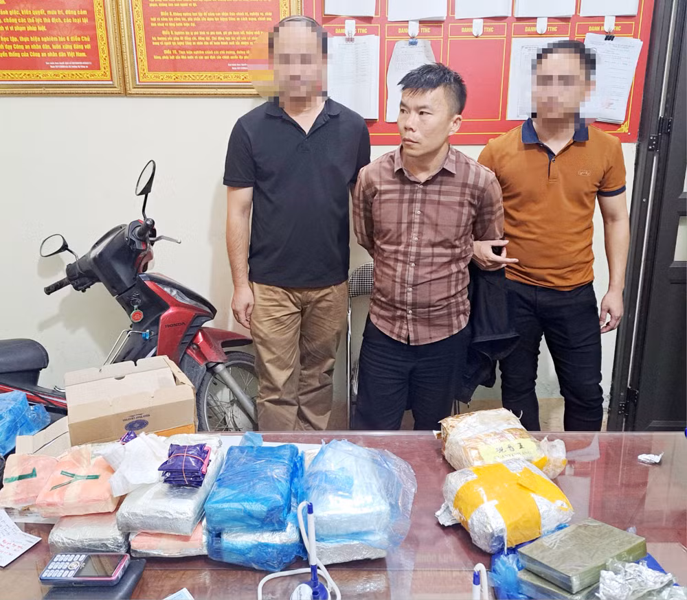 đối tượng đào mạnh cường vừa bị lực lượng chức năng bắt giữ cùng với toàn bộ tang vật.jpg -0