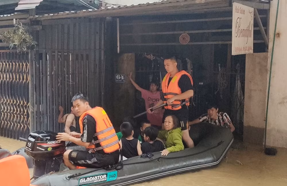 Công an Lạng Sơn sát cánh, cứu giúp người dân trong mưa lũ -1