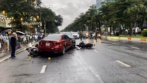 Hà Nội: Lỡ nhầm chân ga, nữ tài xế ô tô gây tai nạn liên hoàn